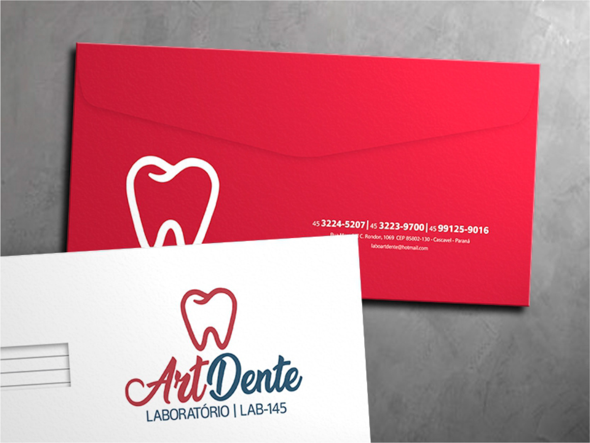 Envelope vermelho e papel timbrado com logotipo do laboratório Art Dente